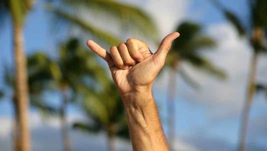 L'histoire du célèbre signe de surf shaka et ses origines variées