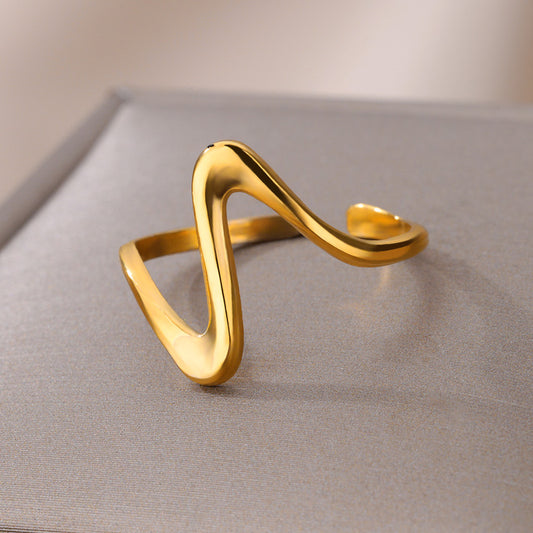 La bague en or poli dévoile un design moderne et ondulé, évoquant l'élégance fluide d'une vague caressant doucement le rivage