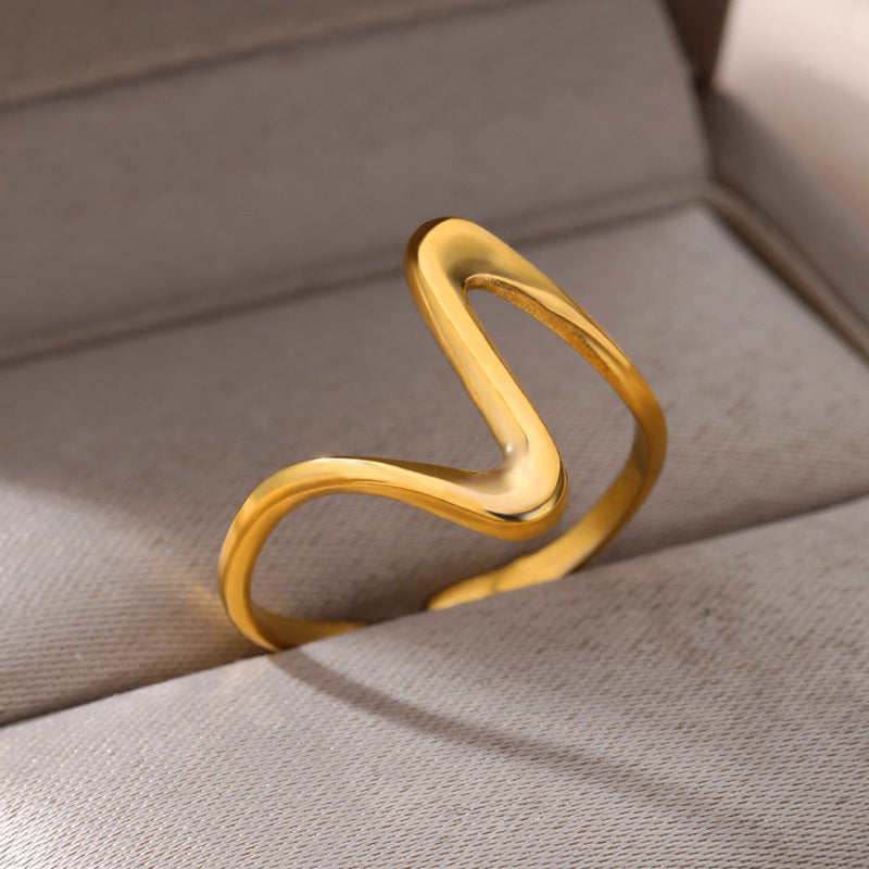 La bague en or poli dévoile un design moderne et ondulé, évoquant l'élégance fluide d'une vague caressant doucement le rivage