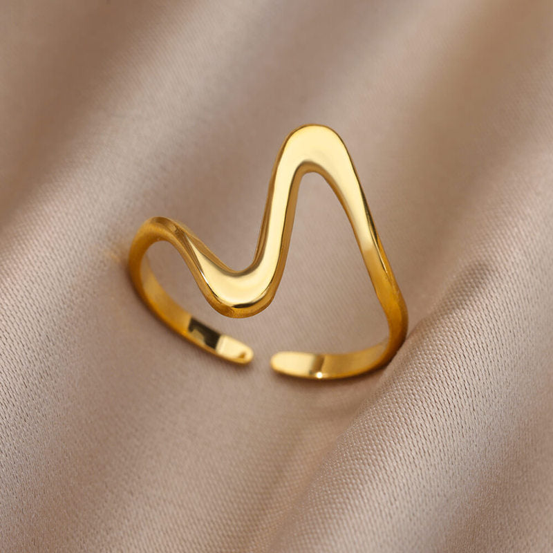 La bague en or poli dévoile un design moderne et ondulé, évoquant l'élégance fluide d'une vague caressant doucement le rivage