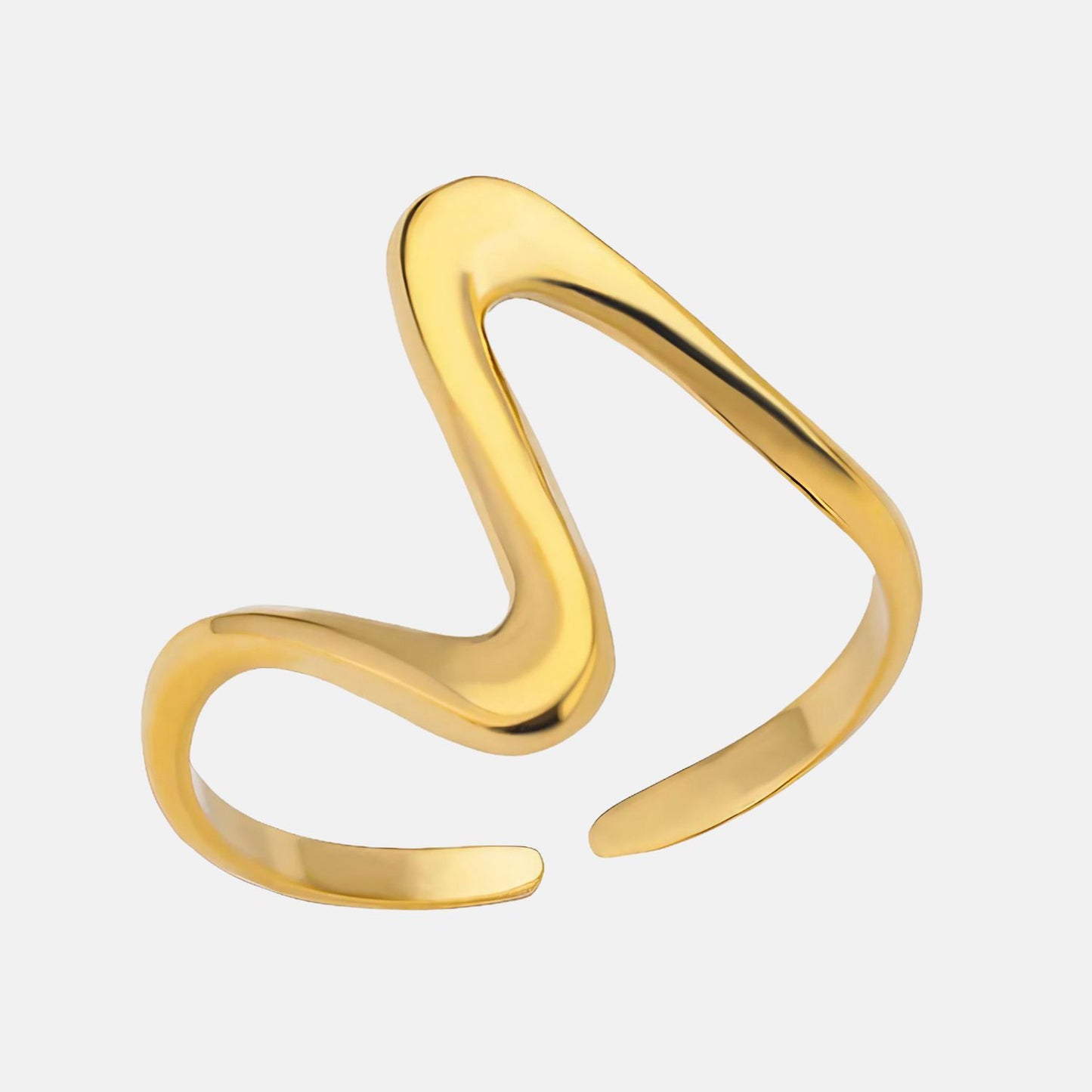 La bague en or poli dévoile un design moderne et ondulé, évoquant l'élégance fluide d'une vague caressant doucement le rivage
