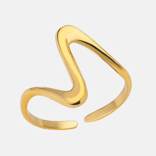 La bague en or poli dévoile un design moderne et ondulé, évoquant l'élégance fluide d'une vague caressant doucement le rivage