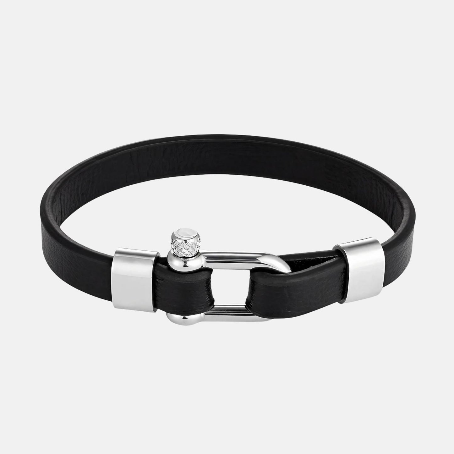 Le bracelet, inspiré par l'univers marin, allie élégance et robustesse avec sa boucle en forme de manille