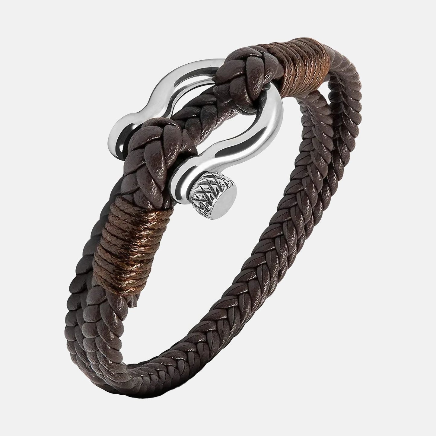 Un bracelet en cuir tressé marron, orné d'une élégante attache en acier inoxydable, alliant robustesse et raffinement