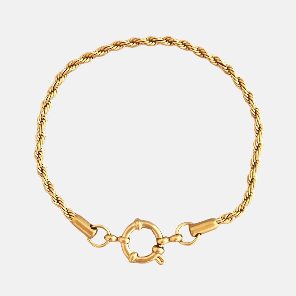 Tel un cordage doré noué par les vagues, ce bracelet embrasse le poignet avec la tendresse du vent marin sous un soleil éclatant