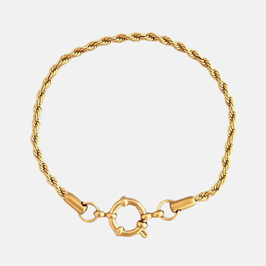 Tel un cordage doré noué par les vagues, ce bracelet embrasse le poignet avec la tendresse du vent marin sous un soleil éclatant