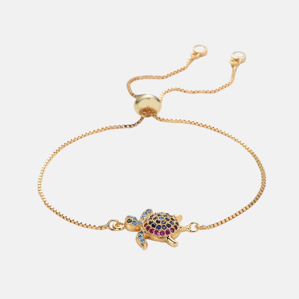 Ce magnifique bracelet, orné d'une tortue de mer étincelante de joyaux, évoque la splendeur des trésors sous-marins
