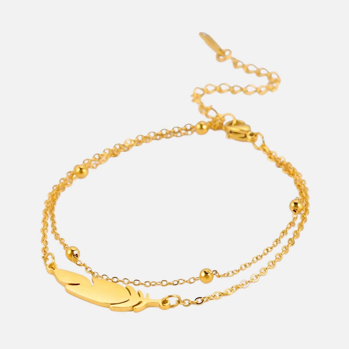 Tels des éclats d'écume dorée et argentée, ces bracelets à plumes se posent avec grâce sur la peau, rappelant la légèreté des brises marines
