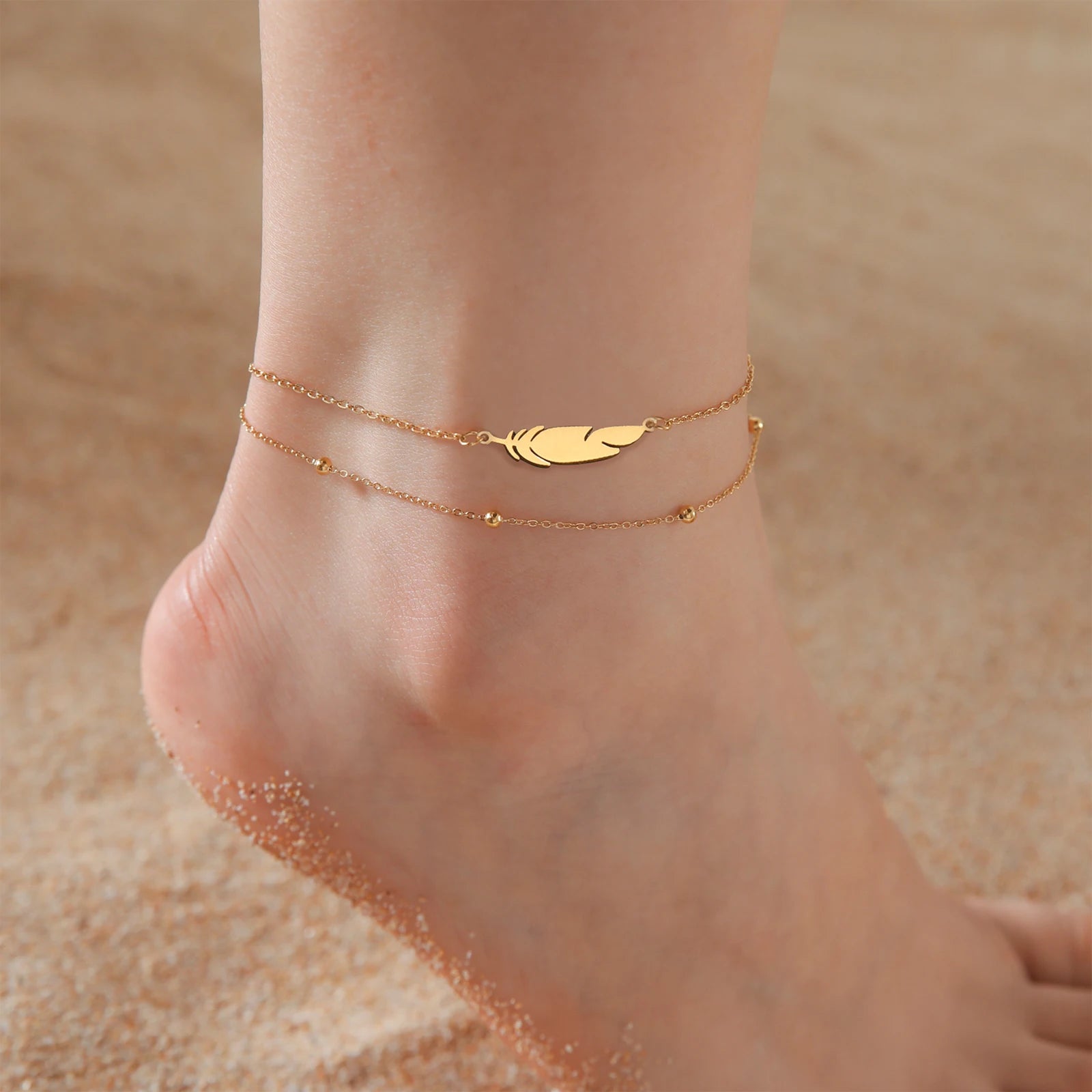 Tels des éclats d'écume dorée et argentée, ces bracelets à plumes se posent avec grâce sur la peau, rappelant la légèreté des brises marines