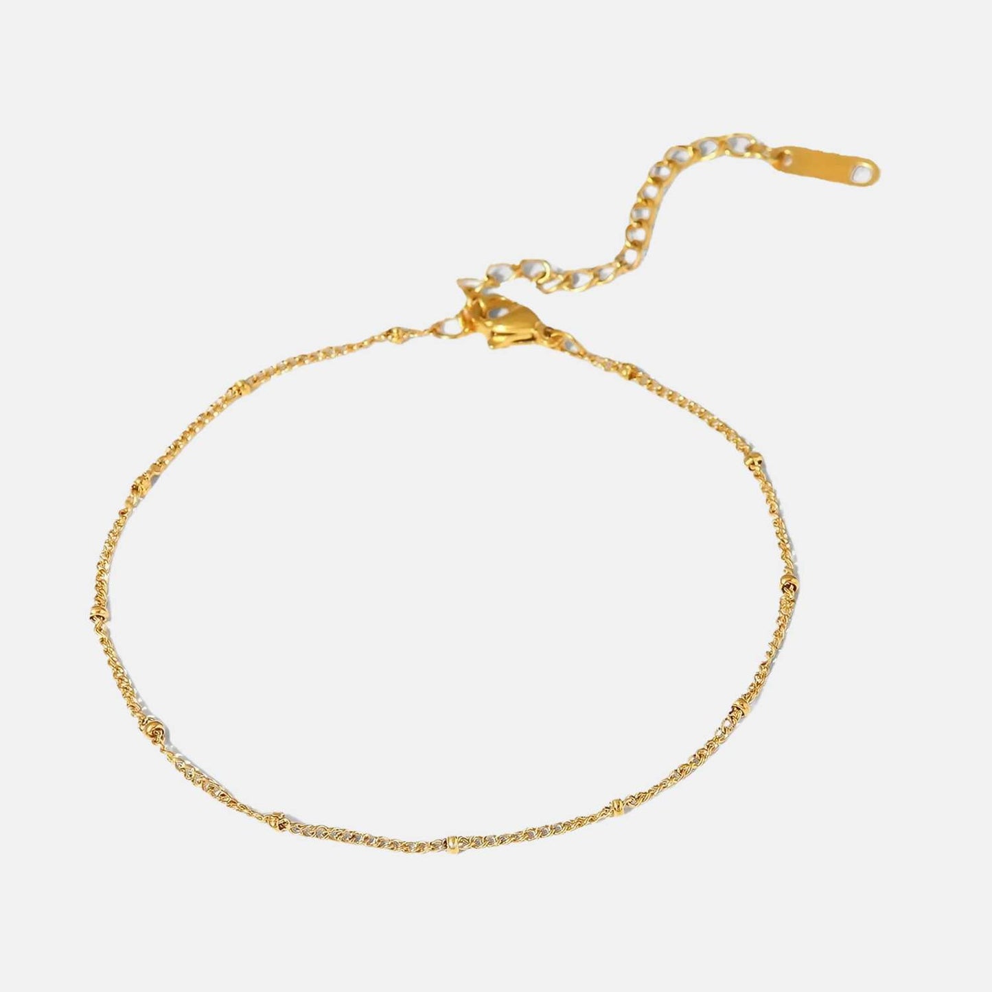Comme un fil d'or tissé par les dieux marins, cette chaîne enlace la cheville avec la délicatesse des vagues dorées sous le soleil couchant