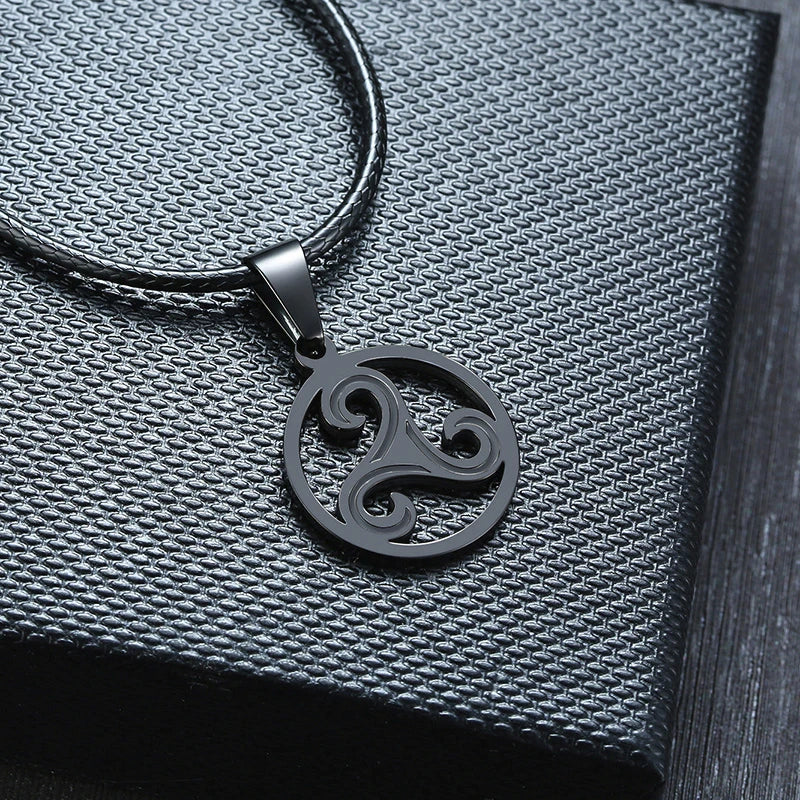 Telle une spirale océanique gravée dans l'argent, ce pendentif reflète l'infini mouvement des vagues qui dansent au gré des marées éternelles