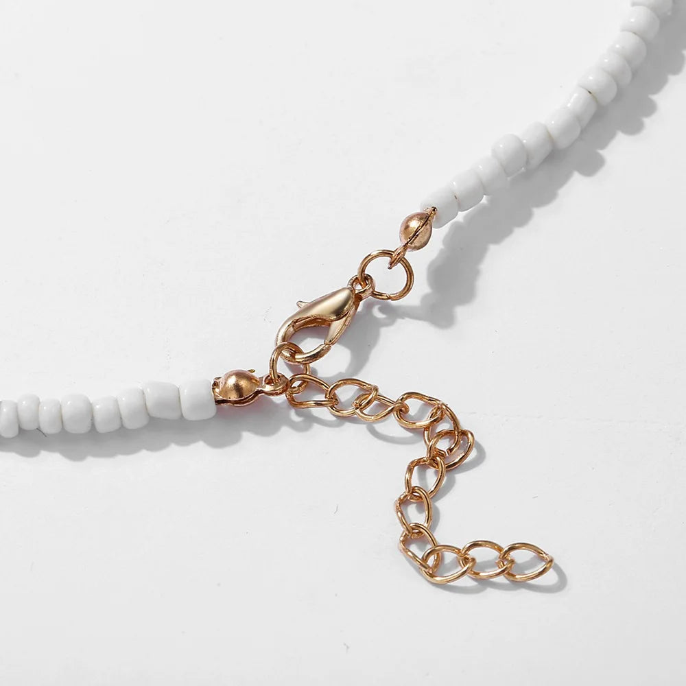 Ce collier aux perles turquoise rappelle les eaux cristallines des lagons, évoquant l'esprit libre et aventureux d'un marin