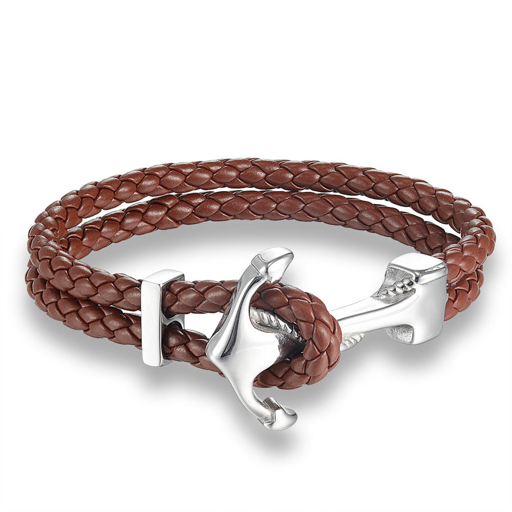 Ce bracelet, tressé de cuir et orné d'une ancre dorée, incarne l'esprit aventureux et intemporel du marin en quête de trésors