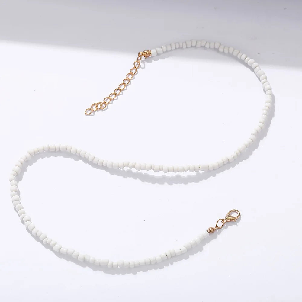 Ce collier aux perles turquoise rappelle les eaux cristallines des lagons, évoquant l'esprit libre et aventureux d'un marin