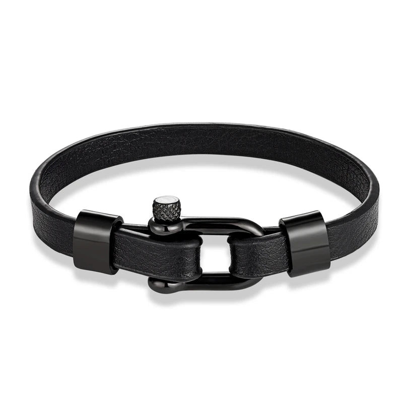 Le bracelet, inspiré par l'univers marin, allie élégance et robustesse avec sa boucle en forme de manille