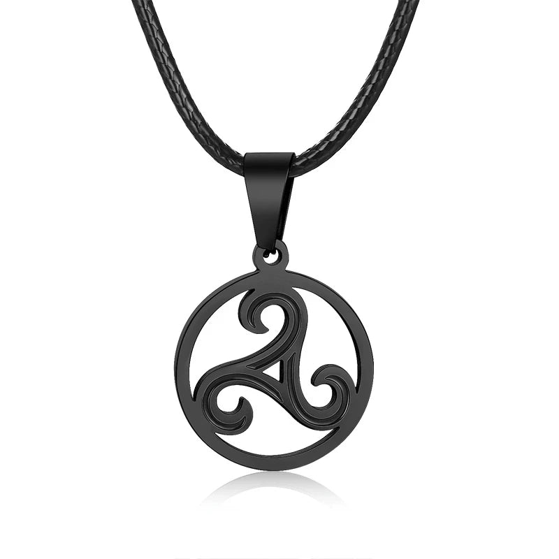 Telle une spirale océanique gravée dans l'argent, ce pendentif reflète l'infini mouvement des vagues qui dansent au gré des marées éternelles