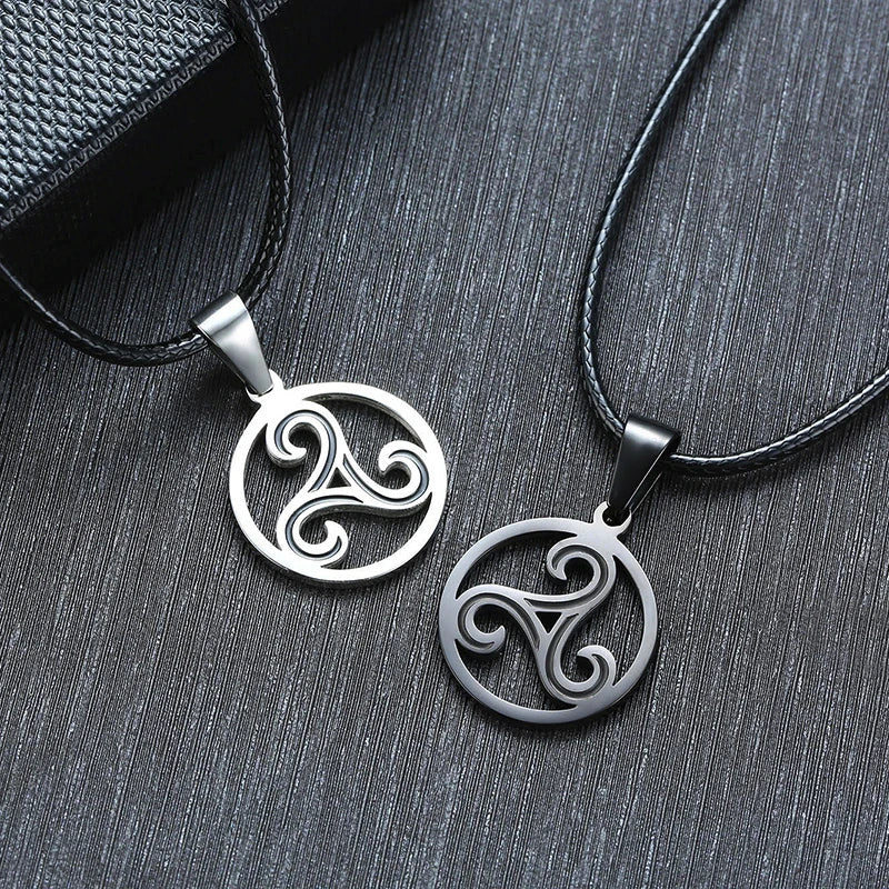 Telle une spirale océanique gravée dans l'argent, ce pendentif reflète l'infini mouvement des vagues qui dansent au gré des marées éternelles