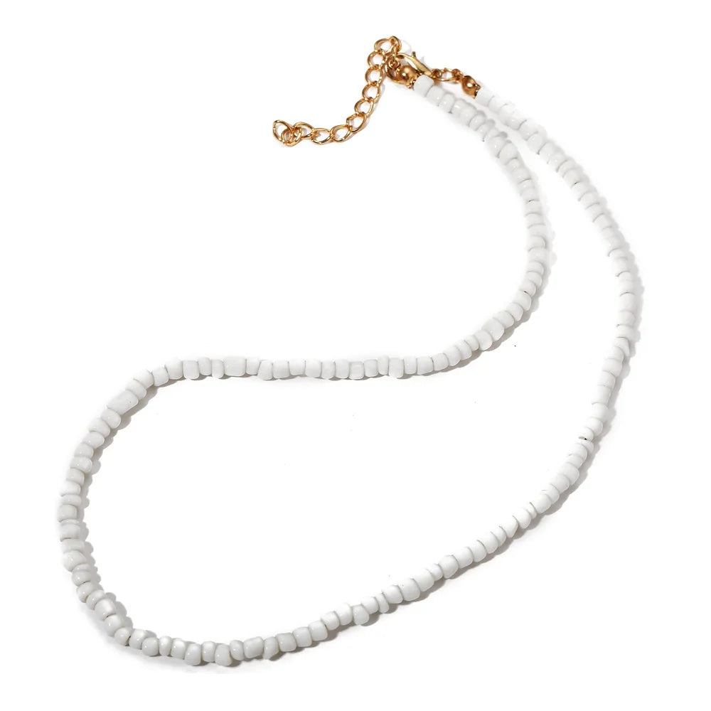 Ce collier aux perles turquoise rappelle les eaux cristallines des lagons, évoquant l'esprit libre et aventureux d'un marin