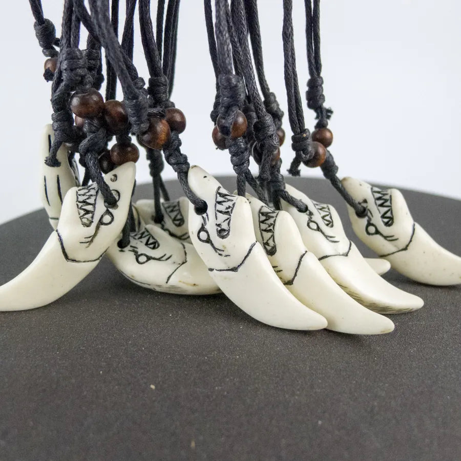 Collier dent de requin surfeur
