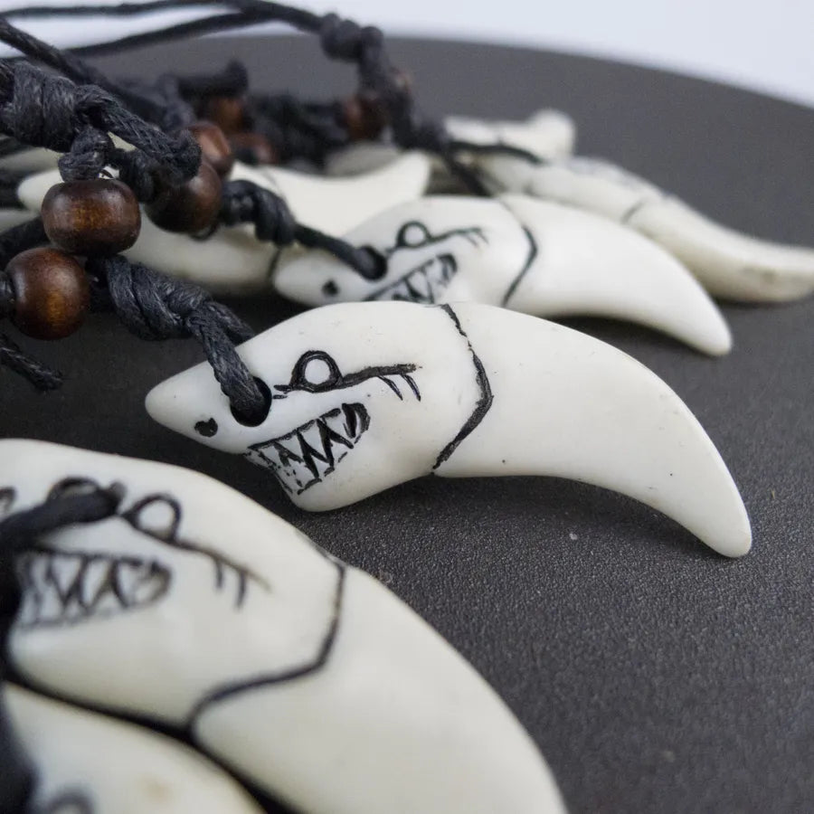 Collier dent de requin surfeur