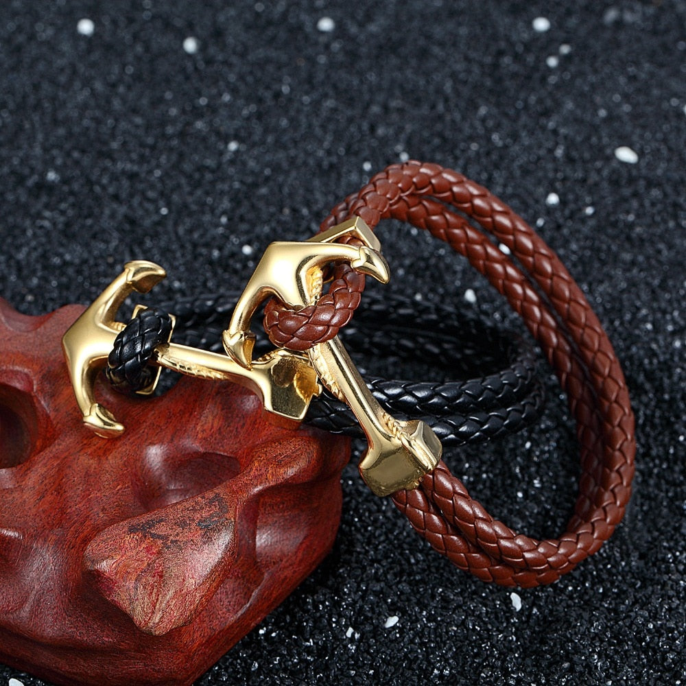 Ce bracelet, tressé de cuir et orné d'une ancre dorée, incarne l'esprit aventureux et intemporel du marin en quête de trésors