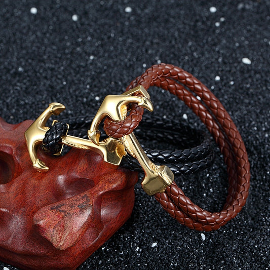 Ce bracelet, tressé de cuir et orné d'une ancre dorée, incarne l'esprit aventureux et intemporel du marin en quête de trésors