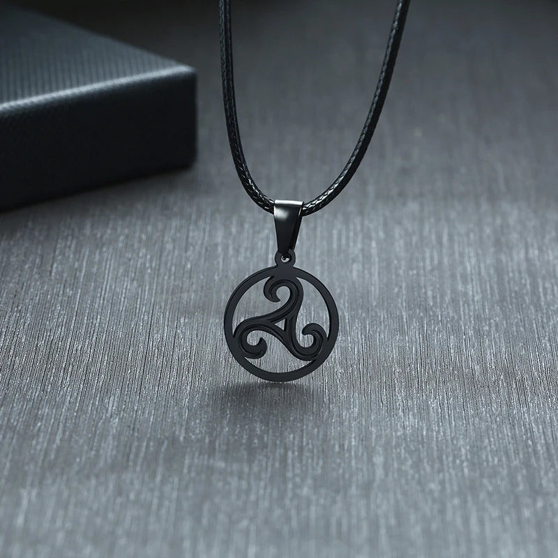 Telle une spirale océanique gravée dans l'argent, ce pendentif reflète l'infini mouvement des vagues qui dansent au gré des marées éternelles