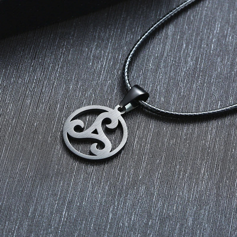 Telle une spirale océanique gravée dans l'argent, ce pendentif reflète l'infini mouvement des vagues qui dansent au gré des marées éternelles