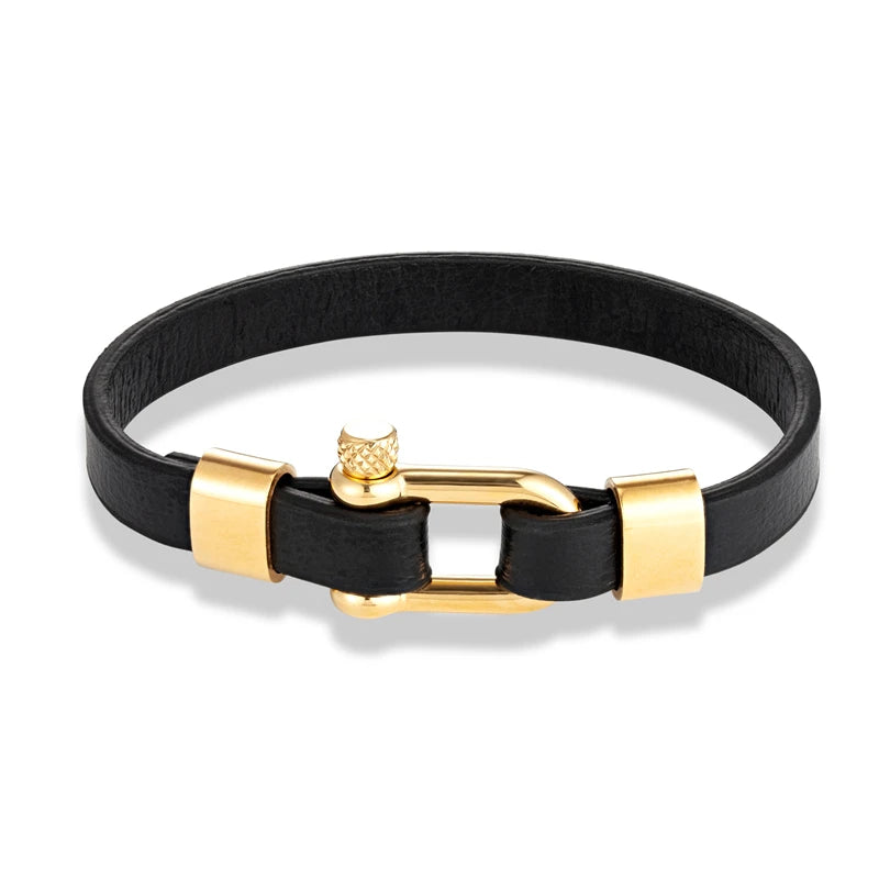 Le bracelet, inspiré par l'univers marin, allie élégance et robustesse avec sa boucle en forme de manille