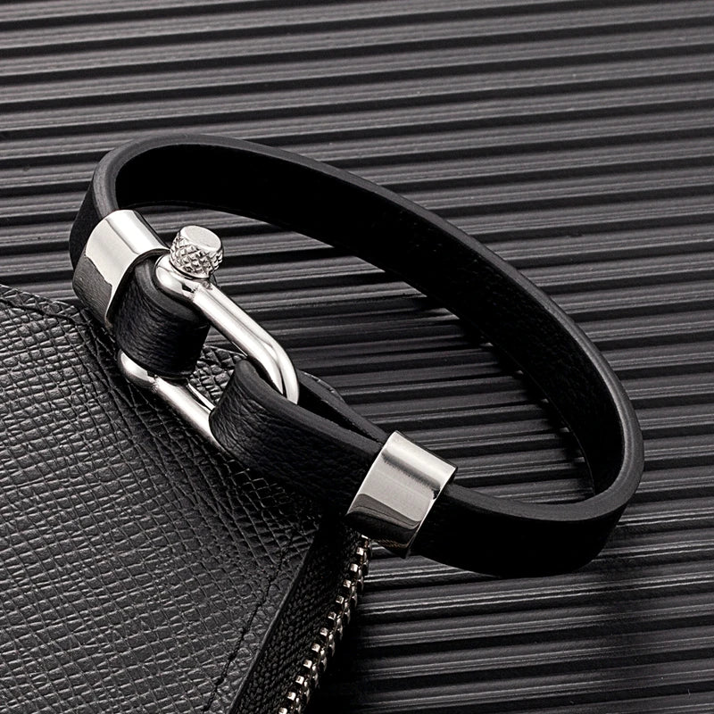 Le bracelet, inspiré par l'univers marin, allie élégance et robustesse avec sa boucle en forme de manille
