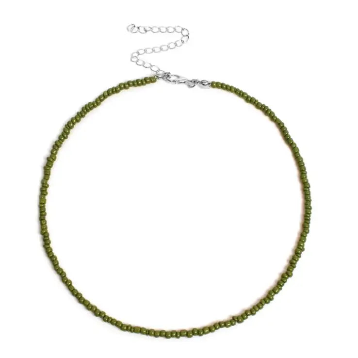 Ce collier aux perles turquoise rappelle les eaux cristallines des lagons, évoquant l'esprit libre et aventureux d'un marin