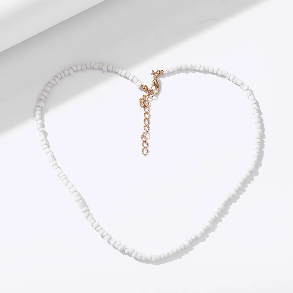 Ce collier aux perles turquoise rappelle les eaux cristallines des lagons, évoquant l'esprit libre et aventureux d'un marin