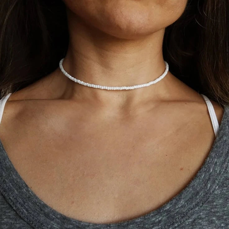 Ce collier aux perles turquoise rappelle les eaux cristallines des lagons, évoquant l'esprit libre et aventureux d'un marin