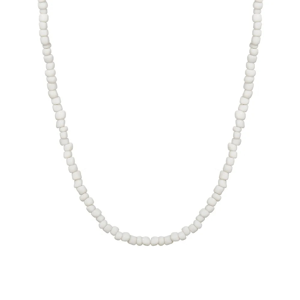 Ce collier aux perles turquoise rappelle les eaux cristallines des lagons, évoquant l'esprit libre et aventureux d'un marin