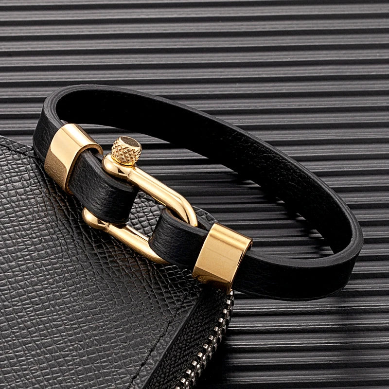 Le bracelet, inspiré par l'univers marin, allie élégance et robustesse avec sa boucle en forme de manille