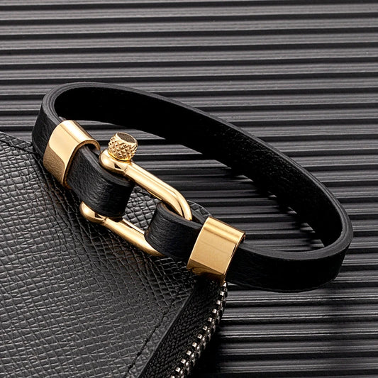 Le bracelet, inspiré par l'univers marin, allie élégance et robustesse avec sa boucle en forme de manille