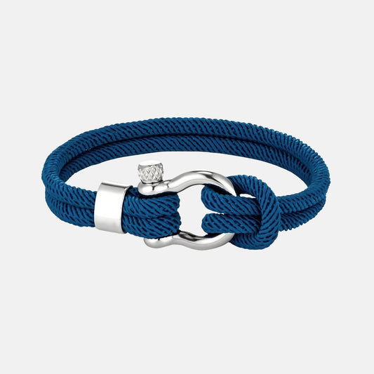 Un bracelet élégant avec un design marin, composé de corde tressée et d'un fermoir en métal brillant