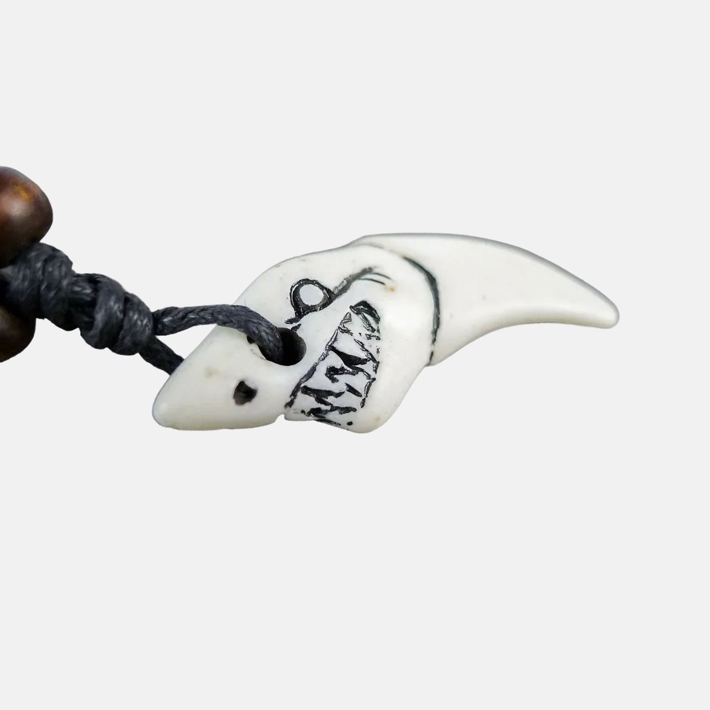 Collier dent de requin surfeur