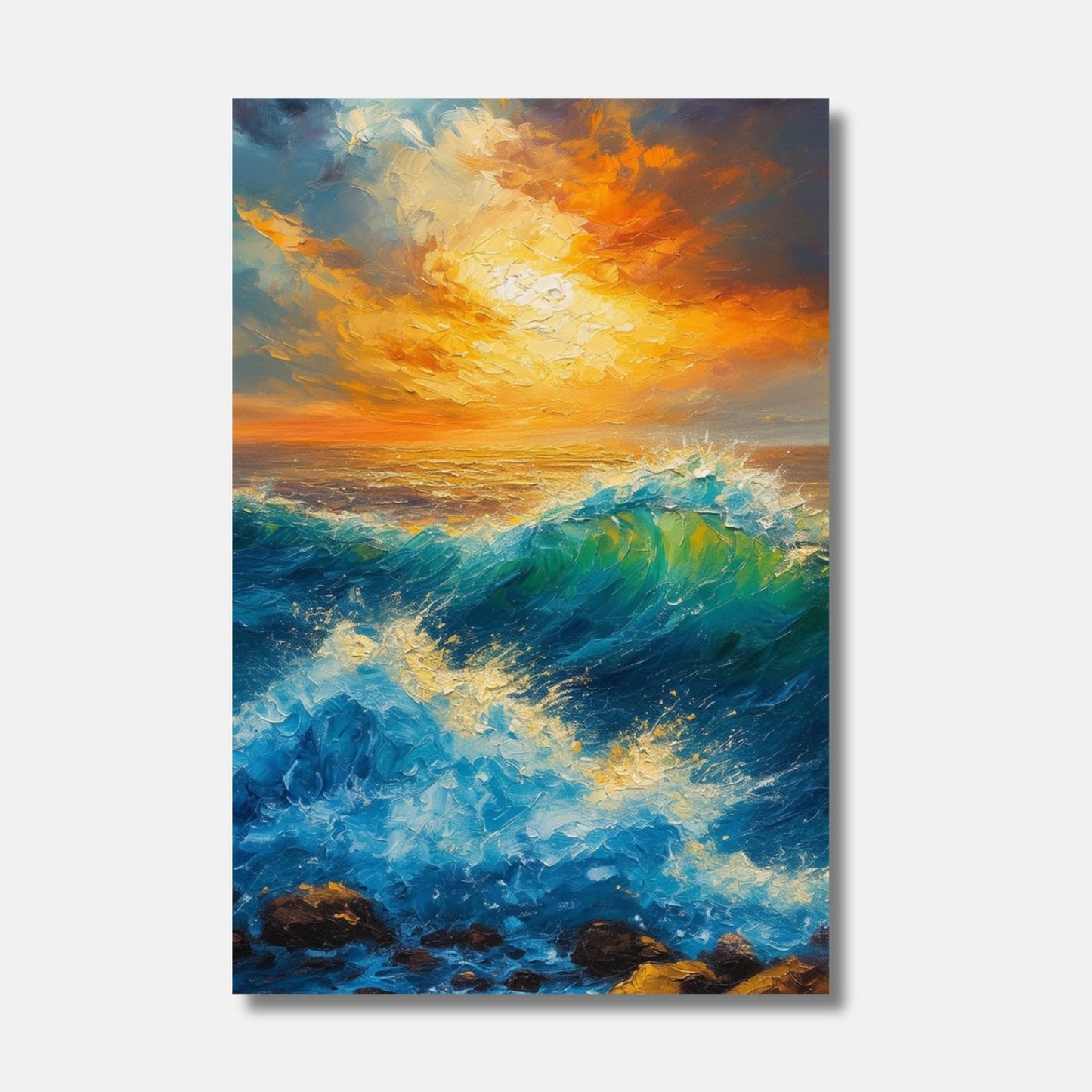 Une mer agitée sous un ciel orageux illuminé par un soleil couchant éclatant, avec des vagues dynamiques s'écrasant contre les rochers en bord de mer