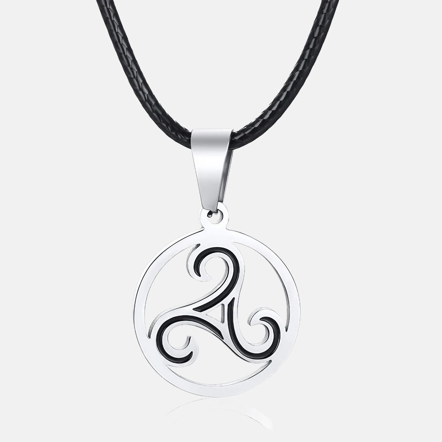 Telle une spirale océanique gravée dans l'argent, ce pendentif reflète l'infini mouvement des vagues qui dansent au gré des marées éternelles