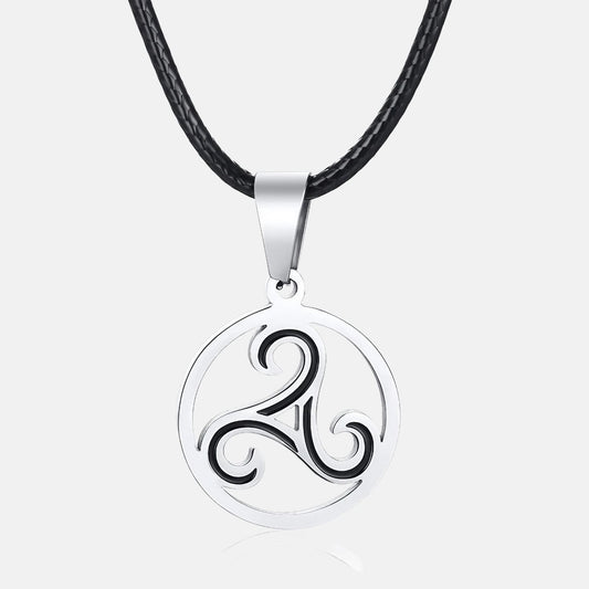 Telle une spirale océanique gravée dans l'argent, ce pendentif reflète l'infini mouvement des vagues qui dansent au gré des marées éternelles