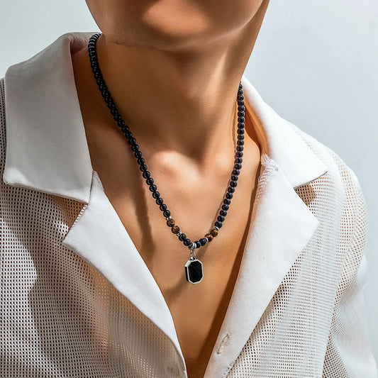Ce collier, avec ses perles noires et brunes rappelant les mystères des abysses, est une véritable ode à l'élégance des océans