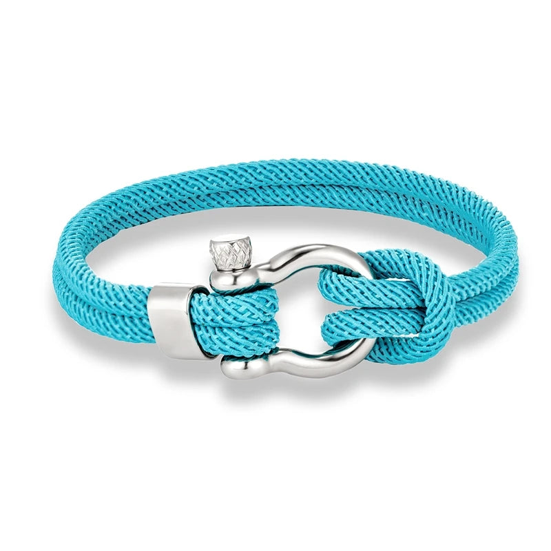 Un bracelet élégant avec un design marin, composé de corde tressée et d'un fermoir en métal brillant