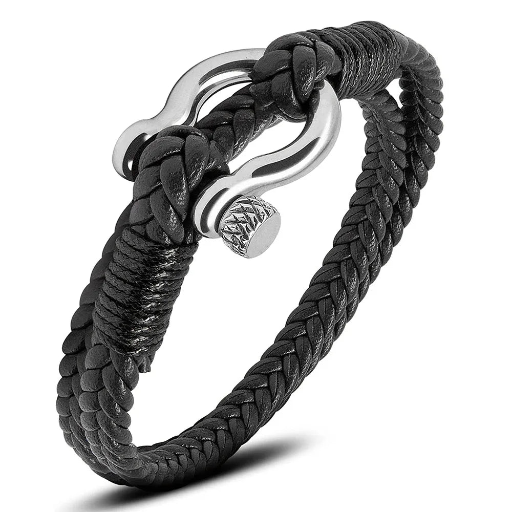 Un bracelet en cuir tressé marron, orné d'une élégante attache en acier inoxydable, alliant robustesse et raffinement