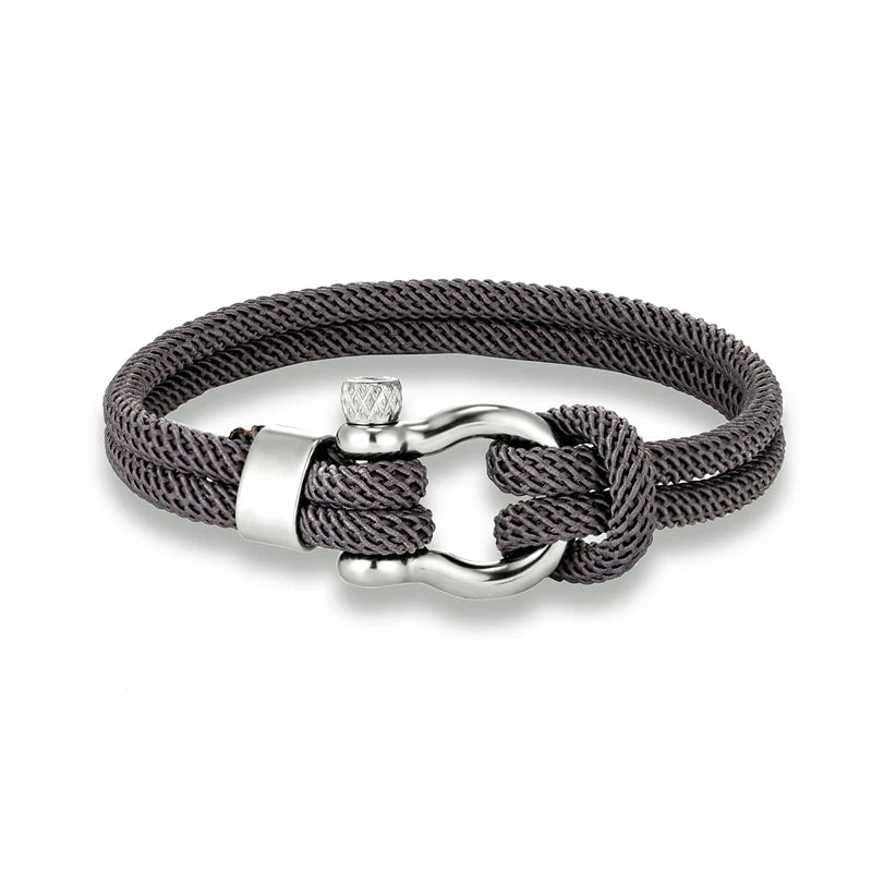 Un bracelet élégant avec un design marin, composé de corde tressée et d'un fermoir en métal brillant