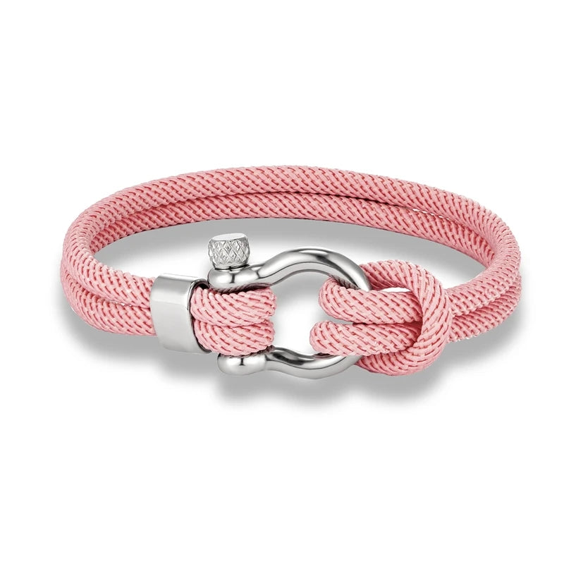 45419031888138|45419031920906|45419031986442Un bracelet élégant avec un design marin, composé de corde tressée et d'un fermoir en métal brillant