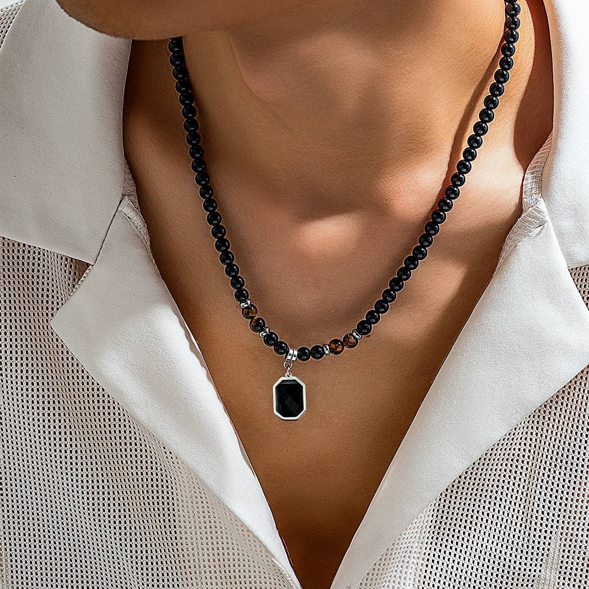 Ce collier, avec ses perles noires et brunes rappelant les mystères des abysses, est une véritable ode à l'élégance des océans