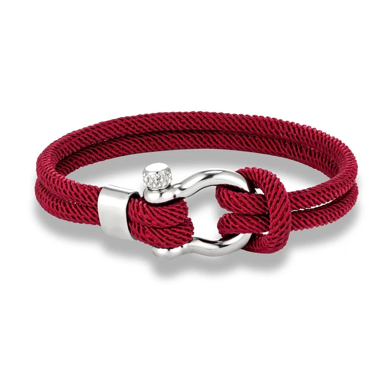Un bracelet élégant avec un design marin, composé de corde tressée et d'un fermoir en métal brillant