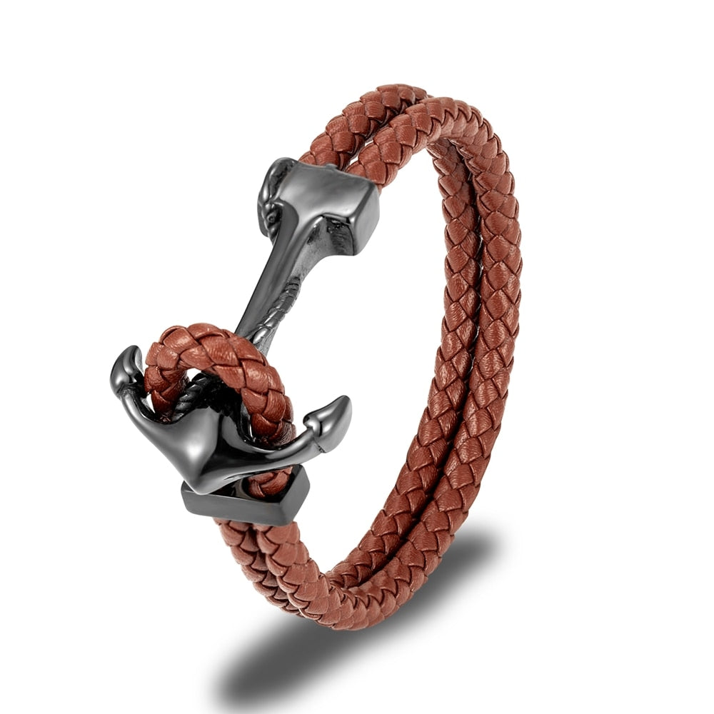 Ce bracelet, tressé de cuir et orné d'une ancre dorée, incarne l'esprit aventureux et intemporel du marin en quête de trésors