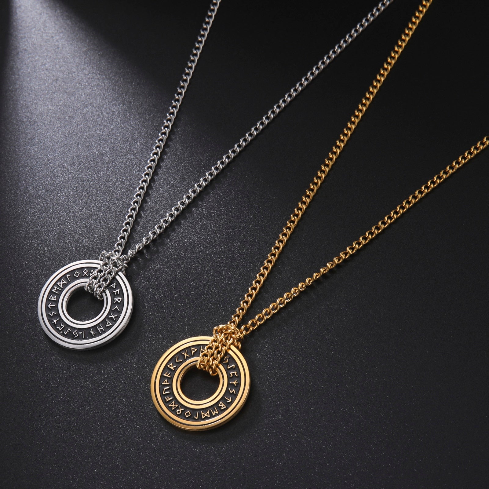 Ce pendentif en argent, gravé de runes mystérieuses, est suspendu à un élégant cordon noir, évoquant la profondeur et le mystère des océans